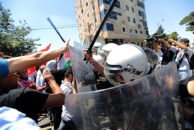 Protesty na Západním břehu proti obnovení mírových rozhovorů s Izraelem.
