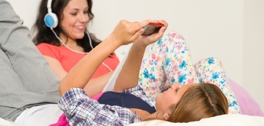 Lidé nakupující přes chytré telefony tak činí často vleže v posteli.