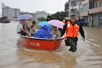 Zaplavená ulice ve městě Fu-kong.