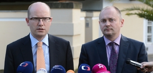 Předseda ČSSD Bohuslav Sobotka (vlevo) a druhý muž strany Michal Hašek.