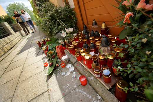Před domem v Brně-Ivanovicích, kde došlo ke čtyřnásobné vraždě, se množí svíčky.