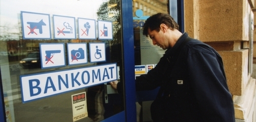 Tři cizinci instalovali do českých bankomatů čtečky karet (ilustrační foto).