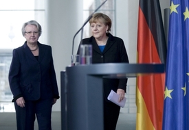 Za ministryní Schavanovou stála kancléřka Merkelová až do poslední chvíle. Pak jí musela říci sbohem.