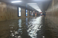 Dešťová voda se dostala i do stanice metra Chodov. (Foto: Facebook / Týdeník policie)