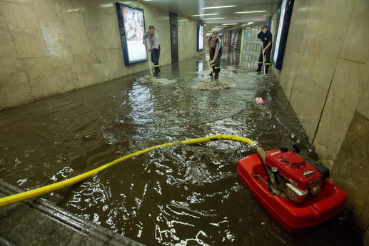 Voda z přívalového deště, který se s bouřkou přehnal vpodvečer nad Prahou, zaplavila vestibul stanice metra Můstek. Vstup do stanice byl uzavřen.