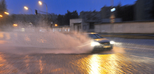 Přívalové deště se nevyhnuly ani Hradci Králové. Večerní snímek byl pořízen v Mrštíkově ulici.