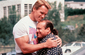 V roce 1988 se Schwarzenegger objevil v komedii Dvojčata, kde si zahrál po boku Dannyho DeVita. Snímek příliš úspěšný nebyl, ale díky fyzickému kontrastu obou hlavních protagonistů se i v něm dalo najít několik opravdu povedených scén.