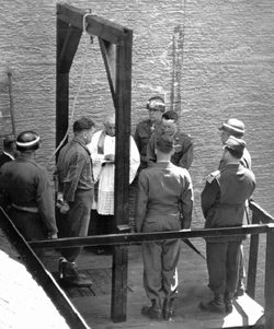 Poprava Vinzenze Schöttela v Landsbergu roku 1946. Spravedlivému trestu většina válečných zločinců nacistckého Německa unikla.