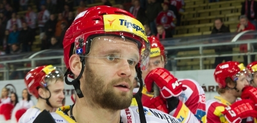 Třinec se stále ještě úplně nevzdal šance, že by jeho dres i v příští extraligové sezoně oblékal hokejista Martin Růžička.