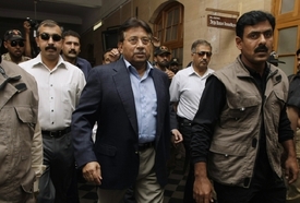 Exprezident Parvíz Mušaraf jde k soudu (květen 2013).