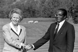 Britská premiérka Thatcherová gratuluje Mugabemu k volbě premiérem roku 1980.