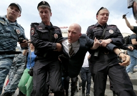 Ruská policie odvádí mluvčího ruské kampaně za práva gayů Jurije Gavrikova.