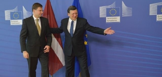 Premiér Dombrovskis (vlevo) láká zpět do Lotyšska své krajany. Vpravo šéf EK Barroso. 