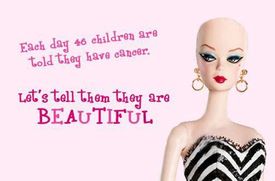 Původní panenka, kterou Mattel vyrobil. Na snímku stojí: "Každý den se 46 dětí dozví, že mají rakovinu. Povězme jim, že jsou krásné".
