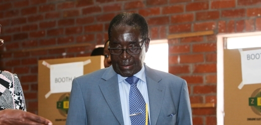 Robert Mugabe už ohlásil vítězství ve volbách.