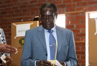 Robert Mugabe už ohlásil vítězství ve volbách.