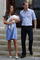 Vévodkyně z Cambridge Kate je dokonalou úkázkou toho, jak se má mladá žena kolem třicítky oblékat. Obdivují ji lidé nejen v Británii, ale po celém světě. Modré šaty s bílýmu puntíky si oblékla k příležitosti představení svého novorozeného syna George britskému národu. (Foto: ČTK/P)