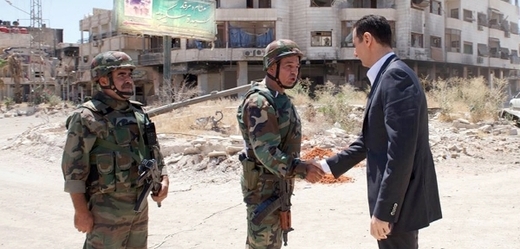 Asad u vojáků na damašském předměstí Darája.