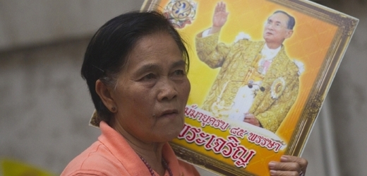 Thajka s obrázkem všeobecně uctívaného krále.