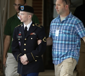 Hrozí mu drakonický trest, přesto je vojín Manning na většině snímků úsměvavý.