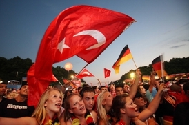 Němečtí a německo-turečtí fanoušci nedaleko Reichstagu v berlíně při utkání Německo-Turecko na MS ve fotbale roku 2008.