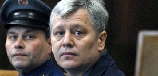 Zakladatel vytunelované společnosti H-System Petr Smetka u soudu i s doprovodem.