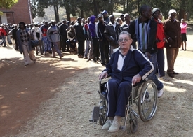 Vozíčkář ve frontě před volební místností v Harare.