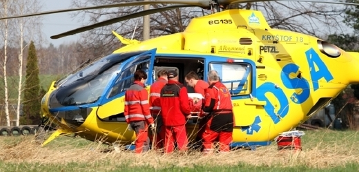 Chlapce s vážnými zraněními převezl vrtulník do nemocnice (ilustrační foto).