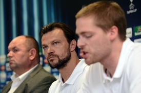 Zleva předseda FAČR Miroslav Pelta, ambasador projektu Tomáš Ujfaluši a ředitel oddělení logistiky FAČR a koordinátor projektu ve styku s UEFA Ivo Sekerka.
