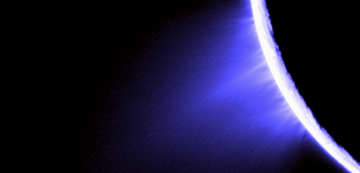 Záhadné gejzíry na snímku ze sondy Cassiny pořízeném 27. listopadu 2005.