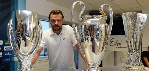 Tomáš Ujfaluši s trofejemi pro vítěze Superpoháru, Ligy mistrů a Evropské ligy. 
