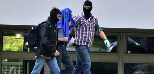 Člen al-Kajdy, doprovázený policisty k soudu, Německo.