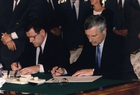 Dva muži stojící u rozdělení Československa na konci roku 1992.