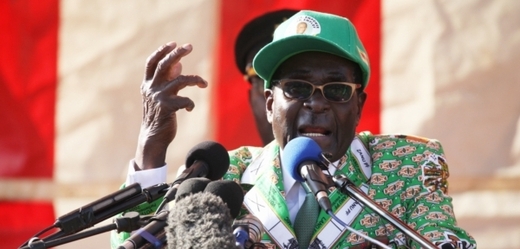 Prezident Zimbabwe a vítěz voleb Robert Mugabe.