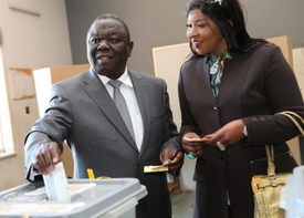 Dosavadní premiér Morgan Tsvangirai s manželkou při hlasování.