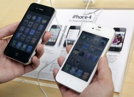 Telefony iPhone 4 od Applu.