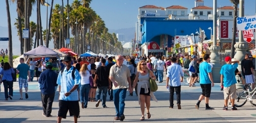 Promenáda na populární pláži Venice Beach v Los Angeles.