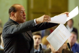 Silvio Berlusconi předkládá soudu dokumenty.