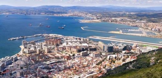 Gibraltar-britská kolonie na jihu Pyrenejského poloostrova.