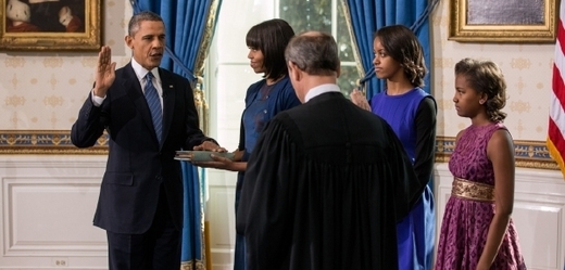 Obama skládá podruhé přísahu jako prezident . Po boku manželka Michele. 