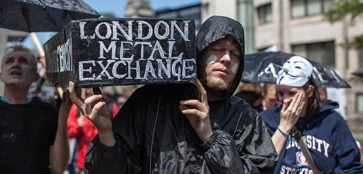 V Londýně protestují aktivisté proti druhé žalované, burze kovů London Metal Exchange.