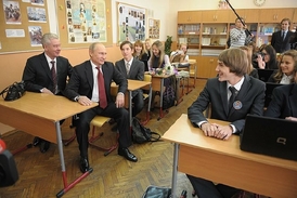Prezident Putin na gymnáziu v Moskvě.