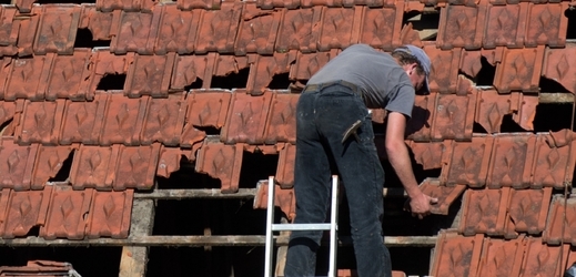 Polámané větve nebo kroupy mohou poškodit střechy domů. 