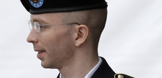 Vojín Bradley Manning byl obviněn z trestného činu napomáhání nepříteli.