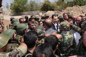 Prezident Bašár Asad mezi svými vojáky. 
