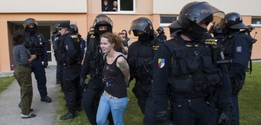 Při protiromském shromáždění na českobudějovickém sídlišti Máj zadrželi policisté 13. července několik desítek lidí.