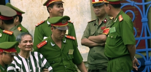 Komunistický Vietnam přestal v červenci 2011 vykonávat nejvyšší trest zastřelením popravčí četou a rozhodl se, že dá přednost "humánnějším" smrtícím injekcím (ilustrační foto).