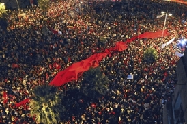 Masy protestujících před tuniským parlamentem.