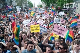 Snímek z pochodu gayů ve Francii.