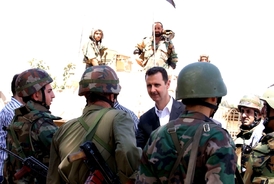 Syrský prezident Asad mezi svými vojáky na okraji Damašku.
